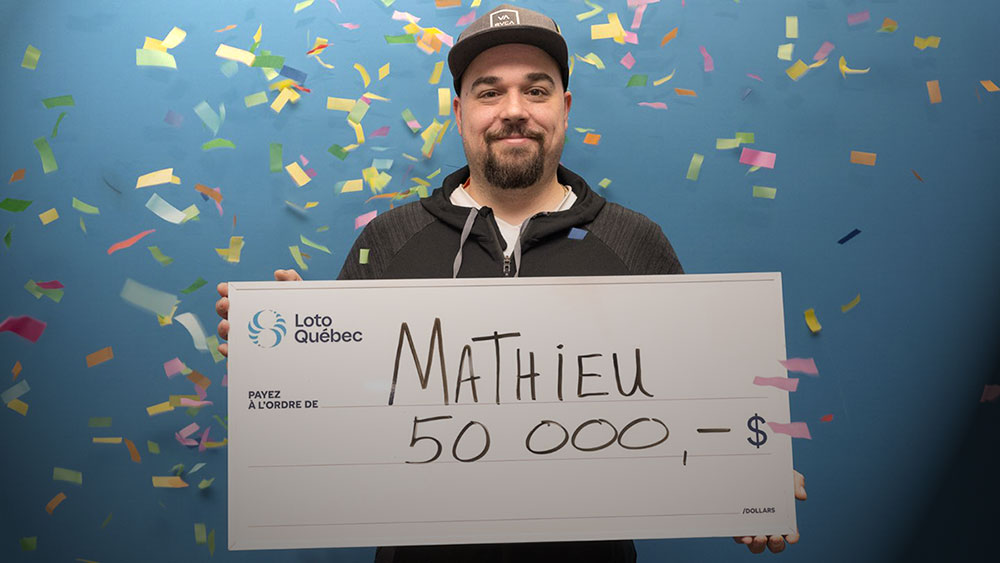 Mathieu Labrie gagne 50 000 dollars grâce à un billet de loterie vieux d’un an égaré dans ses décorations de Noël