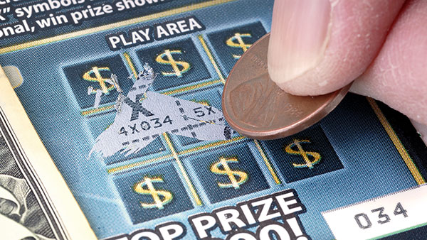 Elle partage son bonheur d’avoir gagné au grattage sur Facebook, un escroc s’empare de son gain !