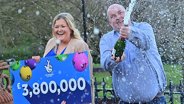 Après avoir décroché un gros jackpot à la loterie, il reprend son travail de livreur pour un supermarché